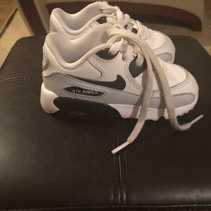 White and black nike airmax
